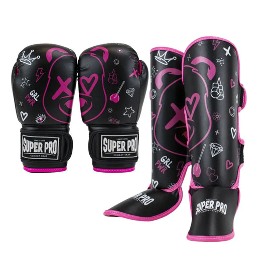 Productfoto van een Super Pro kickboks set voor kinderen met bokshandschoenen en scheenbeschermers in zwart met roze accenten en Girl Power iconen, voorzien van Super Pro Combat Gear logo, gefotografeerd tegen een witte achtergrond.