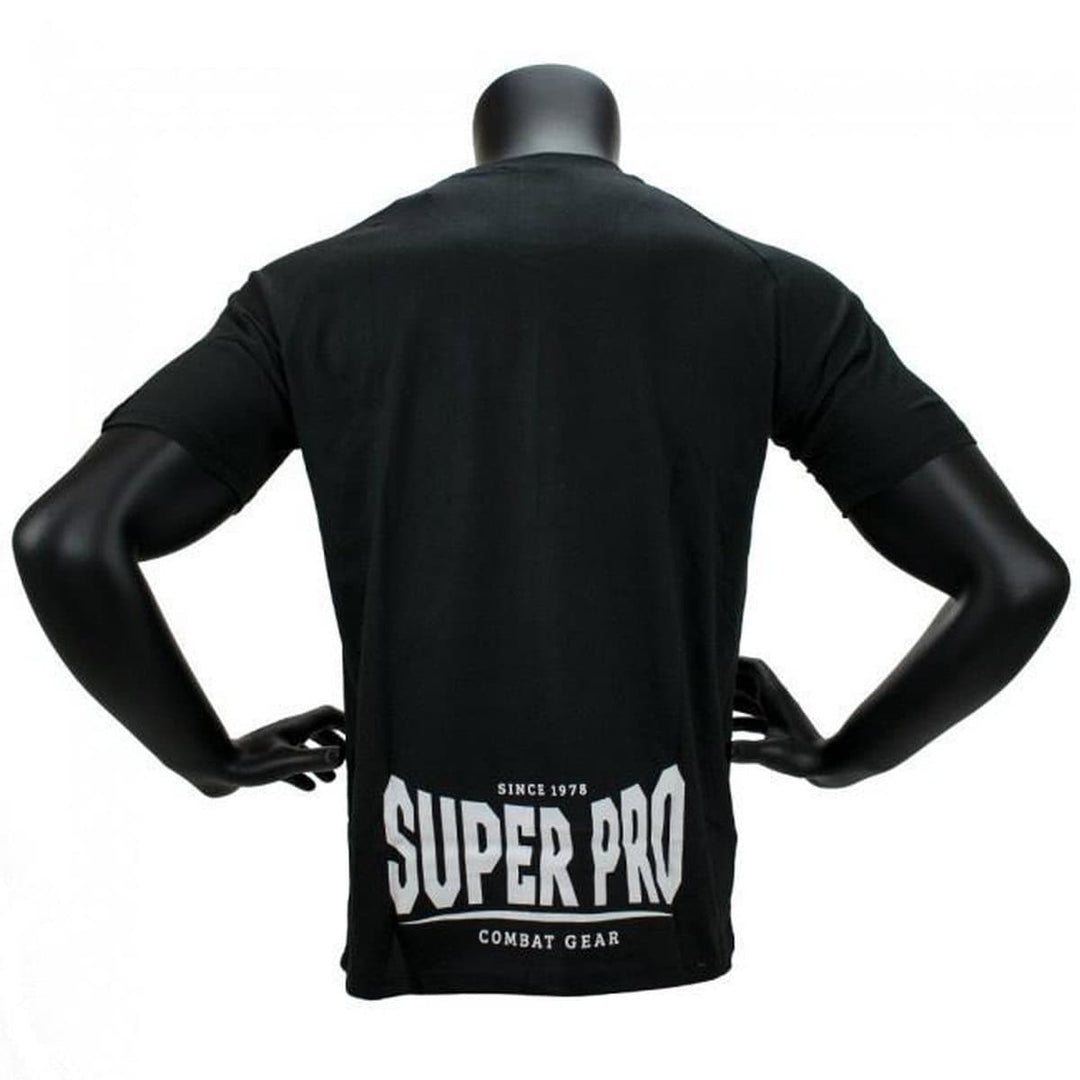 Zwarte sportshirt achterkant met grote witte Super Pro tekst en logo.








