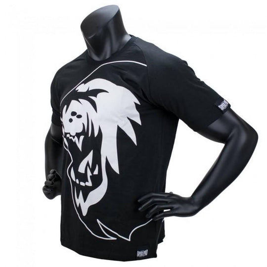 Zwart sportshirt met korte mouwen en een grote witte leeuwenkop op de voorkant, zijaanzicht.








