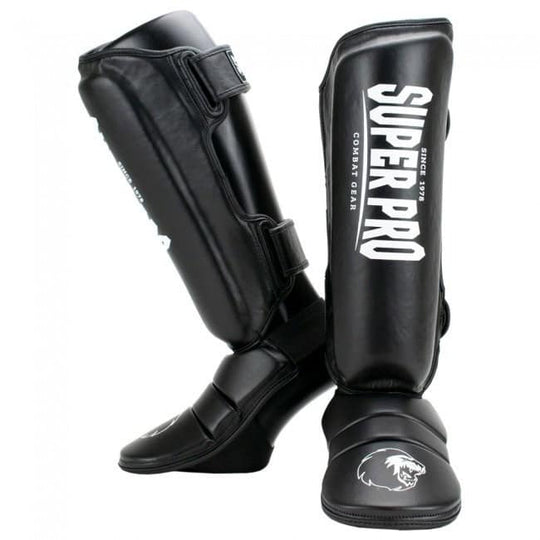 Zwarte Super Pro scheenbeschermers Protector met stevige padding en verstelbare klittenbandsluitingen voor optimale bescherming tijdens training en sparren








