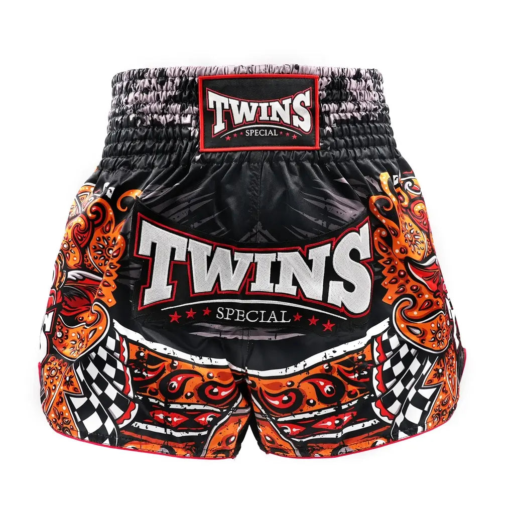 Twins Muay Thai shorts voorkant met logo en premium afwerking voor vechtsporters