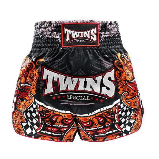 Twins Muay Thai shorts voorkant met logo en premium afwerking voor vechtsporters