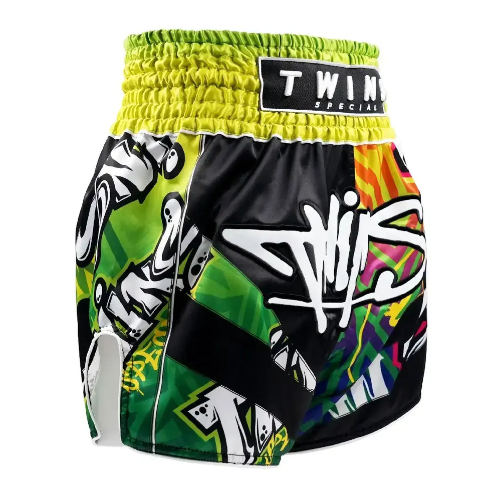 Zijkant van Twins Muay Thai shorts met opvallend design en elastische band