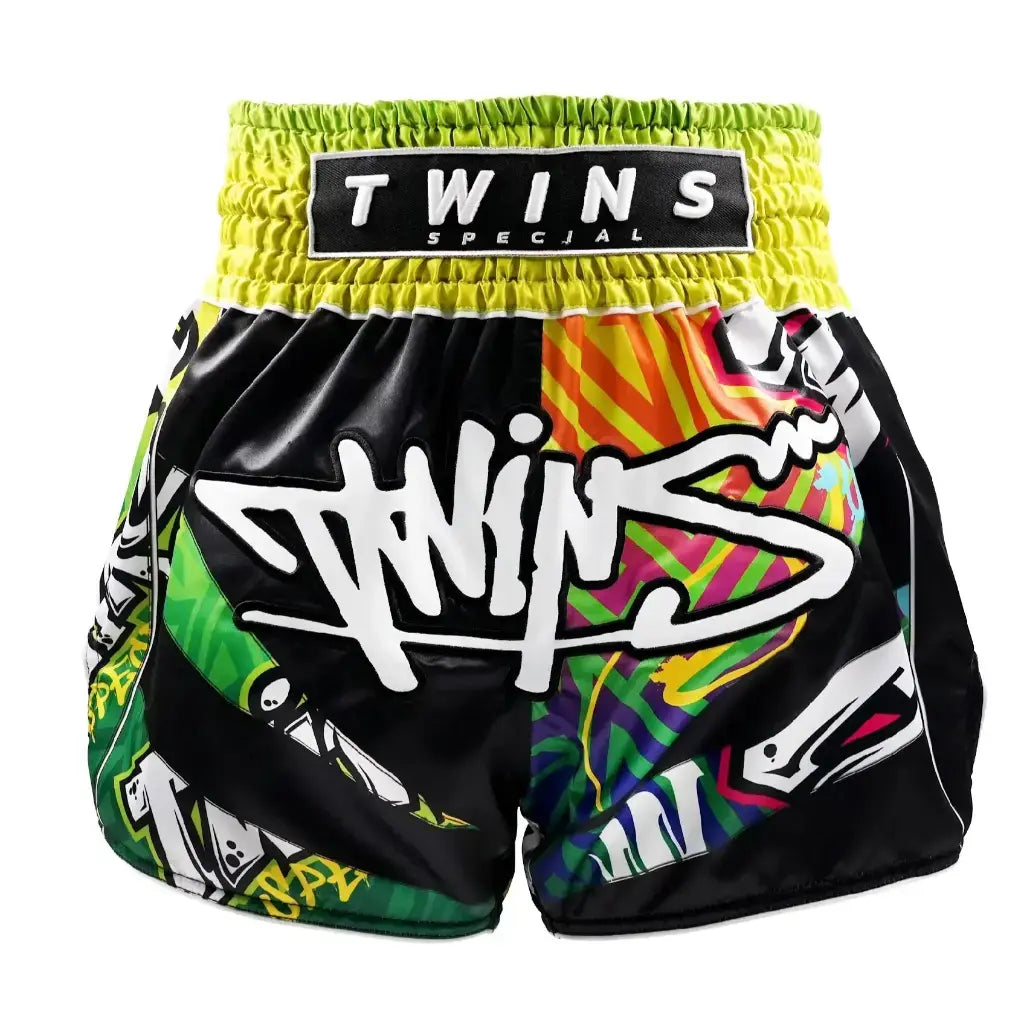 Twins Muay Thai shorts voorkant met logo en comfortabele pasvorm voor kickboksen