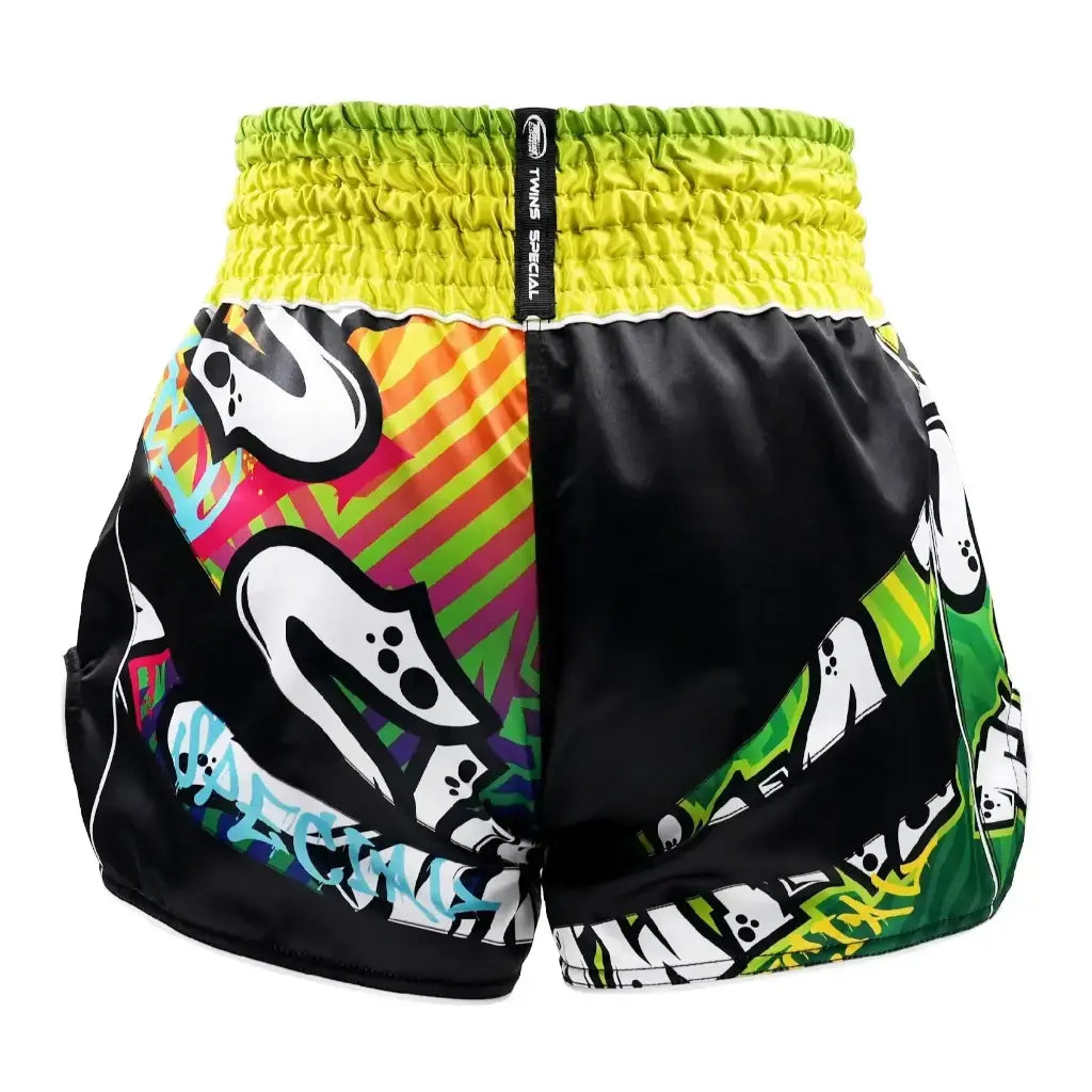 Twins Muay Thai shorts met kleurrijk design aan de achterkant voor training en wedstrijden