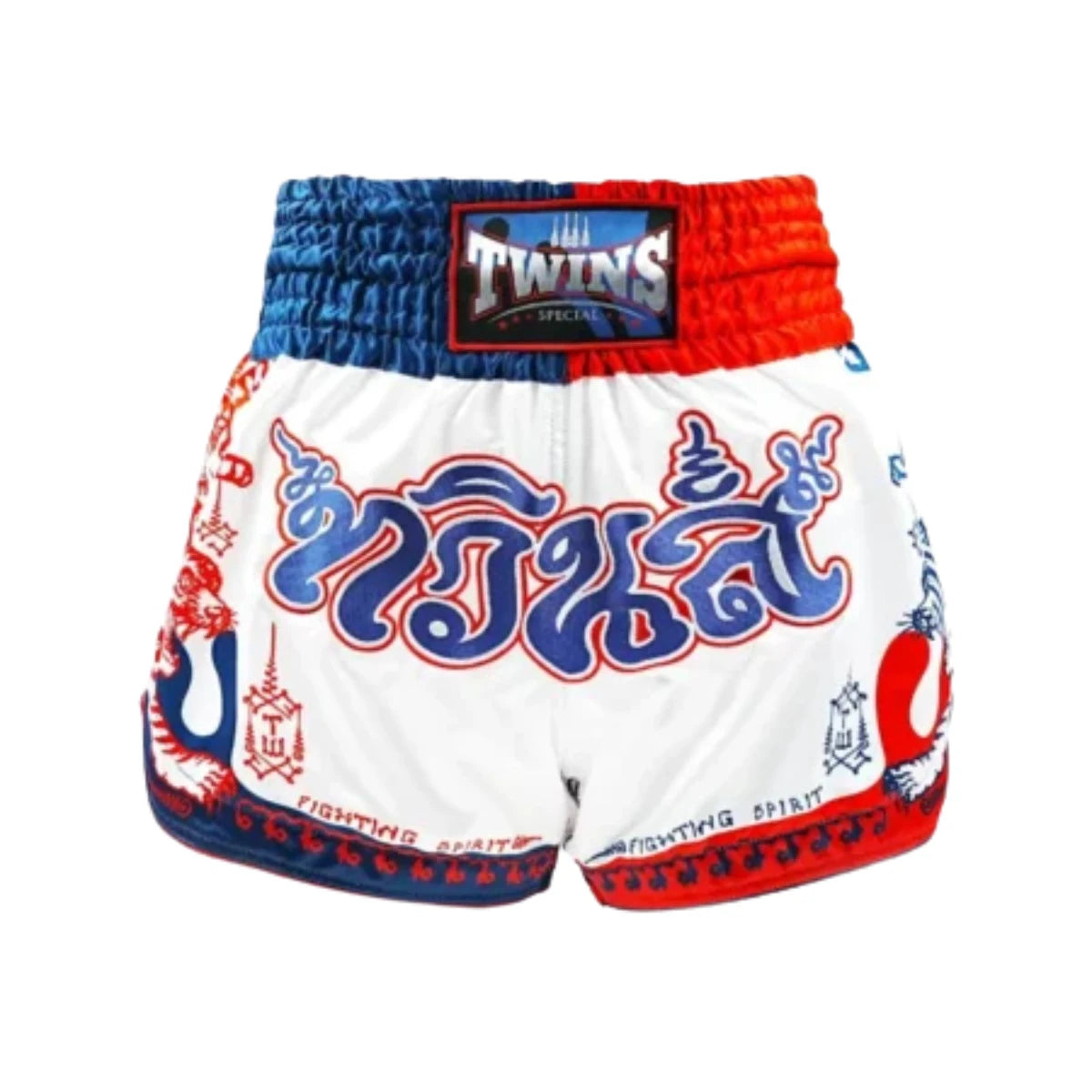 Afbeelding van de voorkant van de Twins Muay Thai short in wit met rood-blauwe accenten. De short heeft een brede elastische tailleband in blauw en rood met een Twins Special patch. Op de voorkant staan grote Thaise tekens in blauw met rode omlijning, gecombineerd met traditionele Yant-symbolen en decoratieve details langs de onderrand.