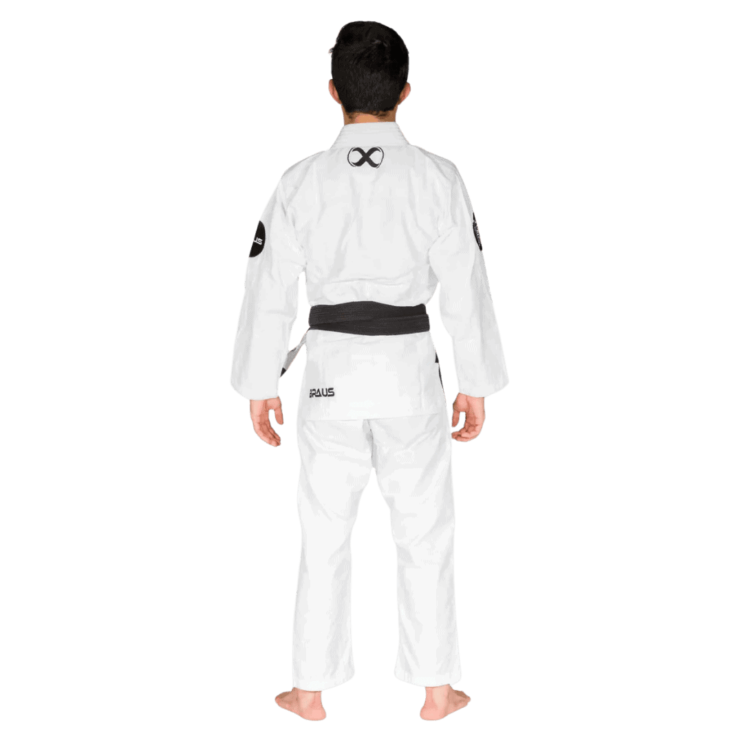 Een afbeelding van de achterkant van een witte BJJ Gi met het "The Fight Never Ends"-thema, inclusief een zwart logo op de rug en een zwarte band.