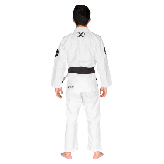 Een afbeelding van de achterkant van een witte BJJ Gi met het "The Fight Never Ends"-thema, inclusief een zwart logo op de rug en een zwarte band.