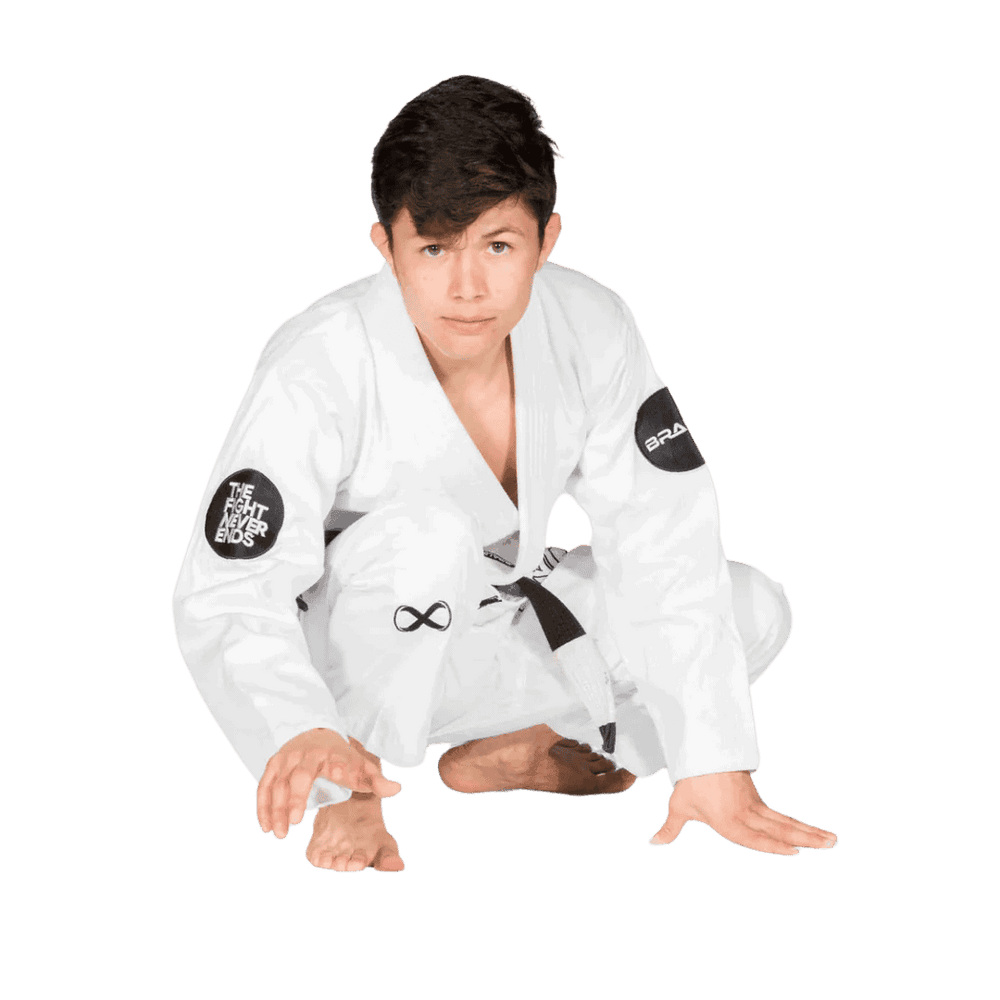 Een afbeelding van een man in een witte BJJ Gi in een lage, voorbereidingshouding op de grond, met de zwarte band zichtbaar. Het "The Fight Never Ends"-logo is duidelijk zichtbaar op de mouwen.