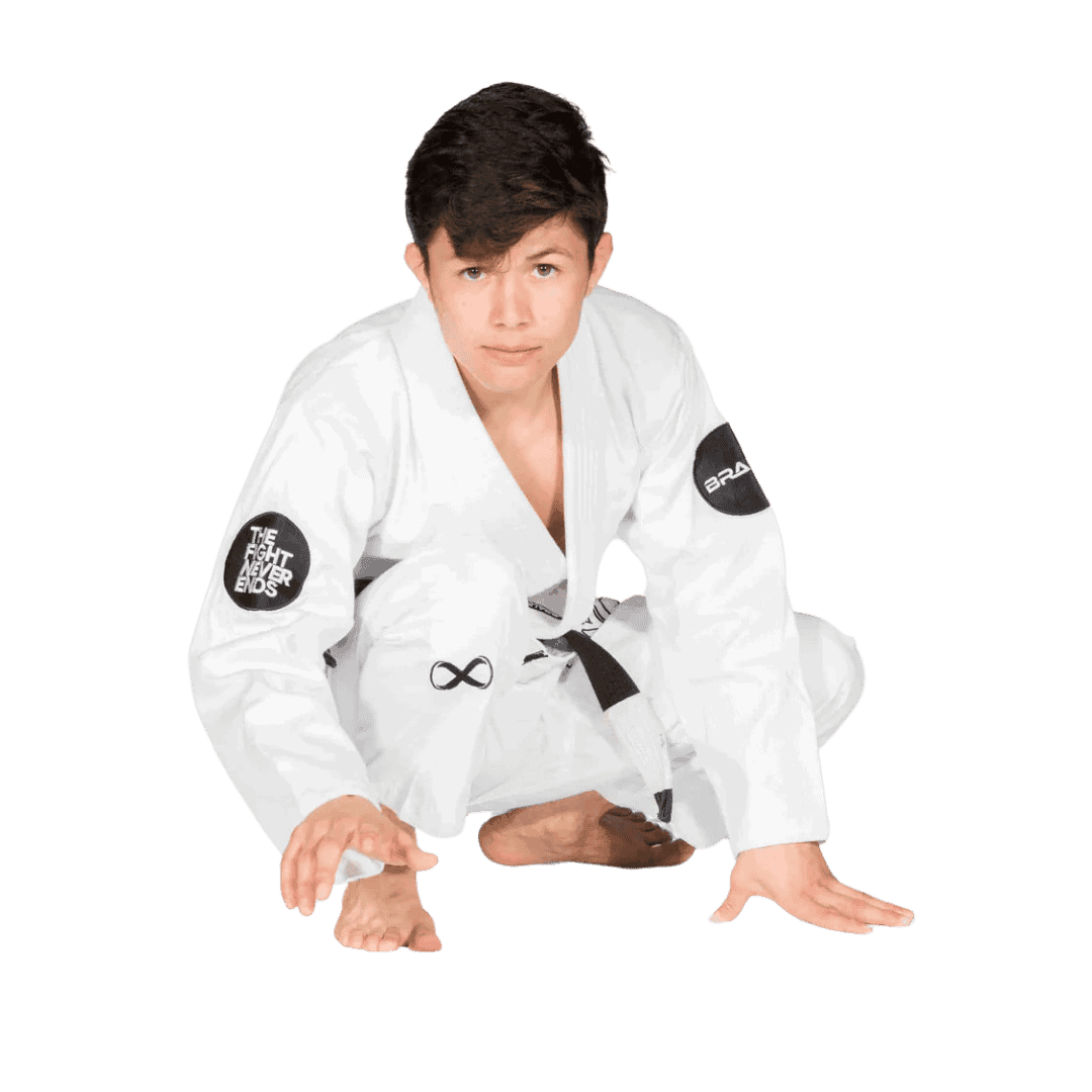 Een afbeelding van een man in een witte BJJ Gi in een lage, voorbereidingshouding op de grond, met de zwarte band zichtbaar. Het "The Fight Never Ends"-logo is duidelijk zichtbaar op de mouwen.
