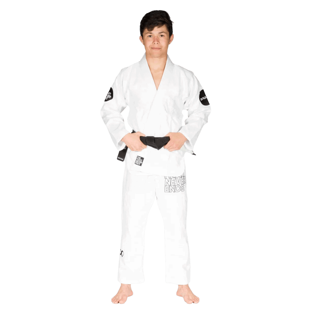 Een afbeelding van de voorkant van een witte BJJ Gi met het "The Fight Never Ends"-thema. De man draagt een zwarte band en houdt deze vast met beide handen.