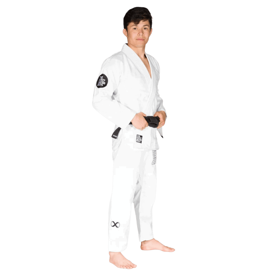 Een afbeelding van de zijkant van een witte BJJ Gi. De man draagt een zwarte band en staat rechtop met een zelfverzekerde houding.