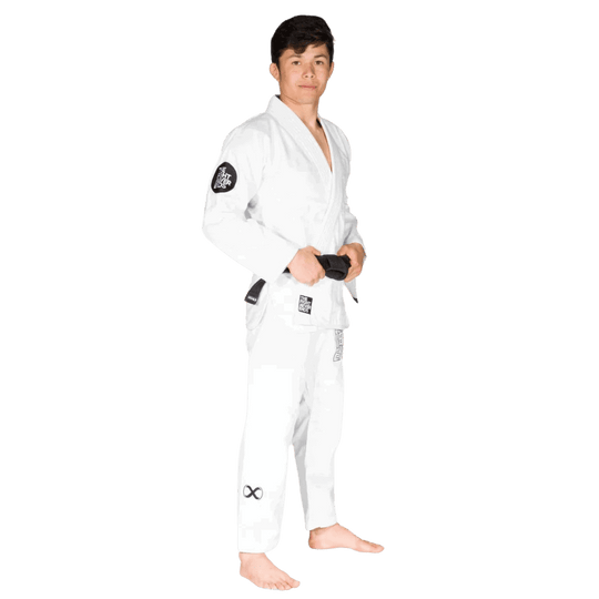 Een afbeelding van de zijkant van een witte BJJ Gi. De man draagt een zwarte band en staat rechtop met een zelfverzekerde houding.