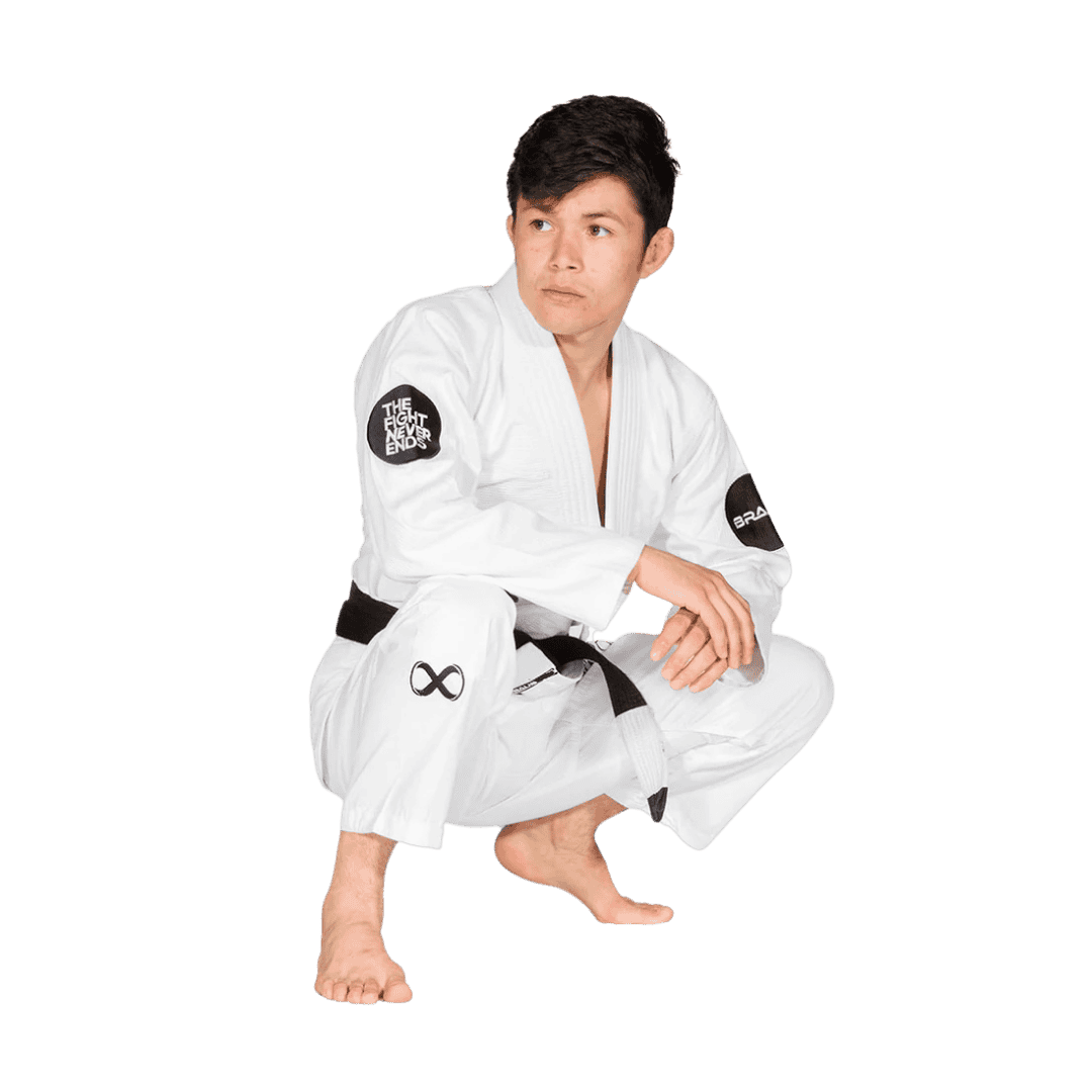 Een afbeelding van een man in een witte BJJ Gi gehurkt in een ontspannen houding, met een focus op het "The Fight Never Ends"-logo op de mouwen en broekspijp. De zwarte band is eveneens zichtbaar.