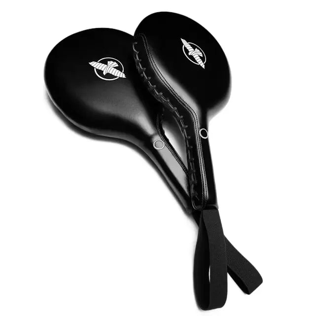 Zwarte bokspads met witte Hayabusa-logo’s en een zwarte band, tegen een witte achtergrond.