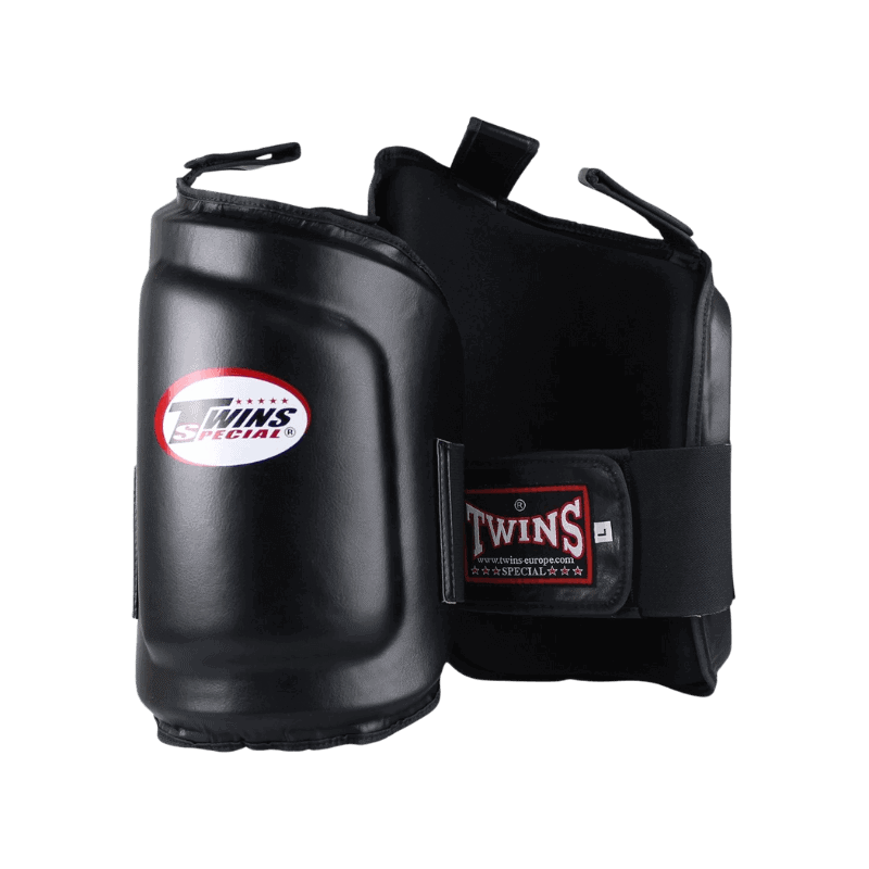 : Achteraanzicht van de Twins beenbeschermers, met stevige klittenbandsluitingen voor een veilige pasvorm en comfortabele grip tijdens gebruik.