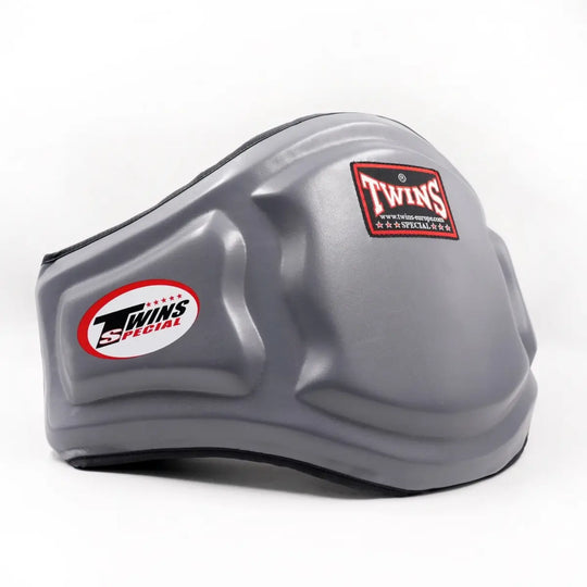 Twins Bellypad BEPS3 Grijs schuin gefotografeerd met gevormde padding en Twins Special logo voor effectieve stootabsorptie.