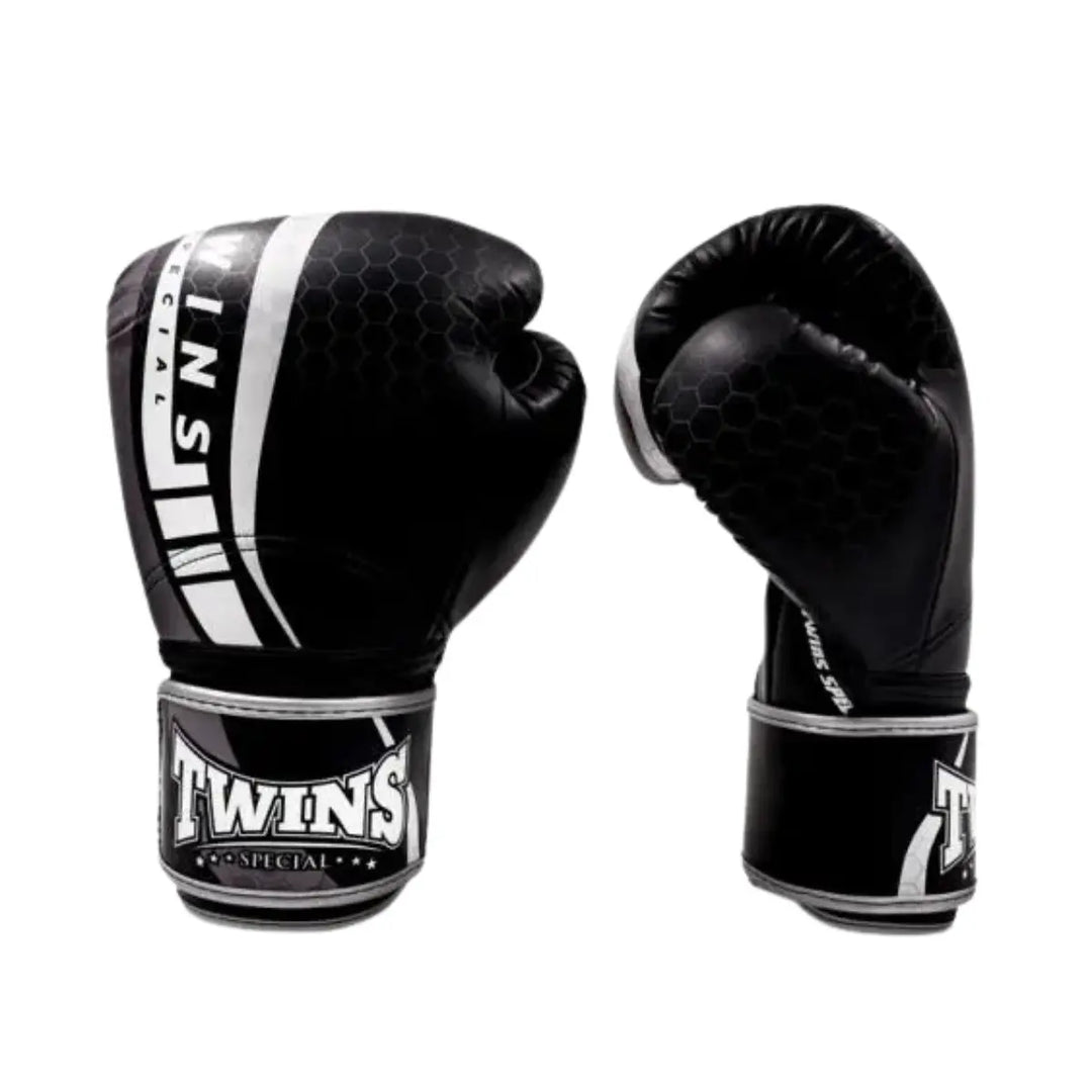 Voor- en zijkant van Twins Bokshandschoenen BGVL 15, zwart leer met witte streep en logo, ideaal voor kickboksen en boksen in de gym.