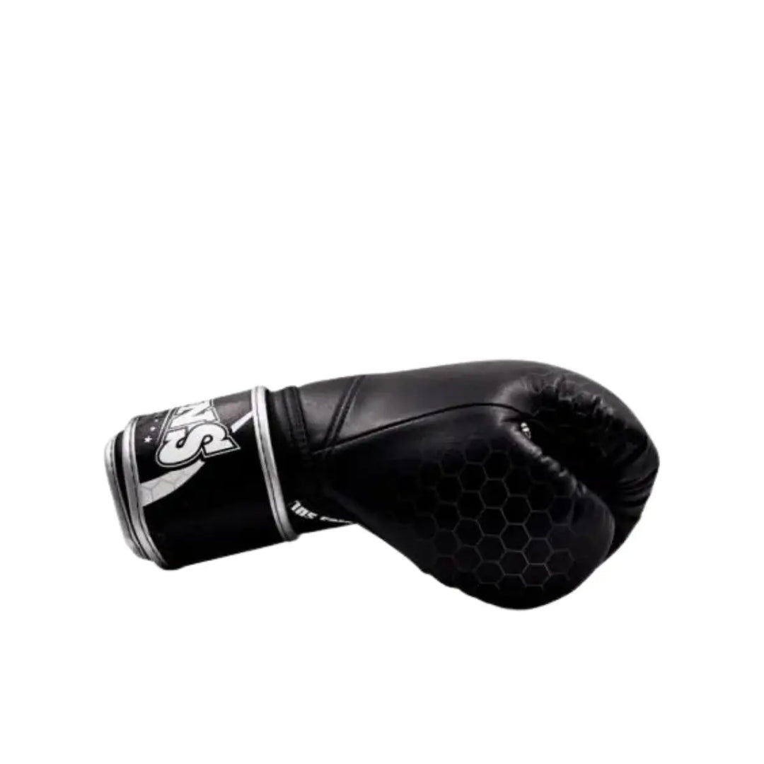 Zijkant van Twins Bokshandschoenen BGVL 15, zwart met honingraatpatroon en stevige polsband, ontworpen voor comfort en bescherming in de gym.