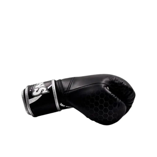 Zijkant van Twins Bokshandschoenen BGVL 15, zwart met honingraatpatroon en stevige polsband, ontworpen voor comfort en bescherming in de gym.