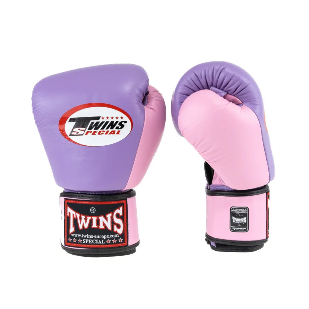 Voorzijde en zijaanzicht van de Twins Bokshandschoenen BGVL 3-2T Purple/Pink met ergonomische vorm en stevige polssluiting.