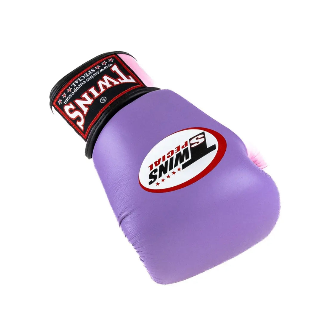 Schuin bovenaanzicht van de Twins Bokshandschoenen BGVL 3-2T Purple/Pink met gladde padding en iconisch Twins-logo.