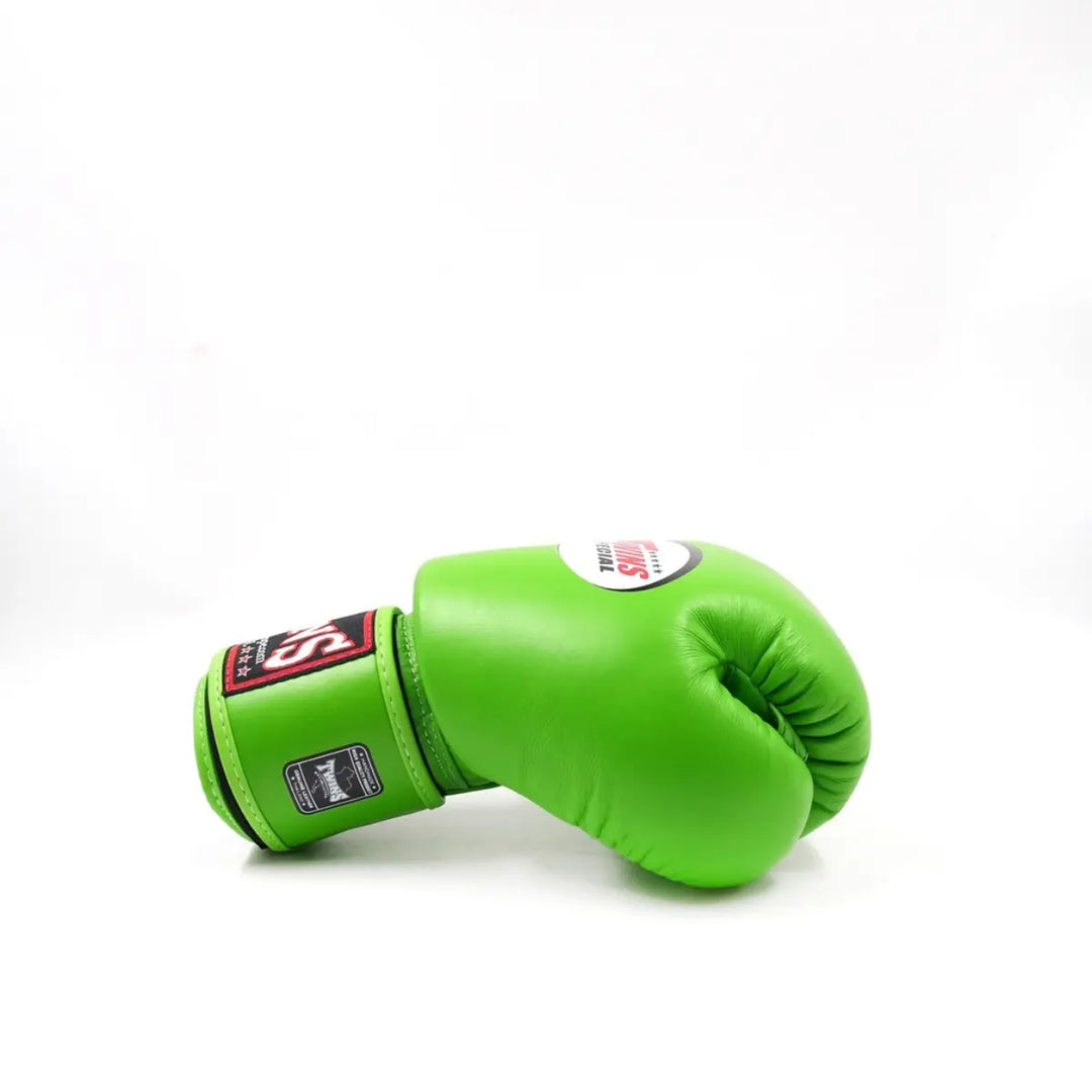 Zijaanzicht van de Twins Bokshandschoenen BGVL 3 Lime liggend gefotografeerd, met comfortabele pasvorm en robuuste afwerking.