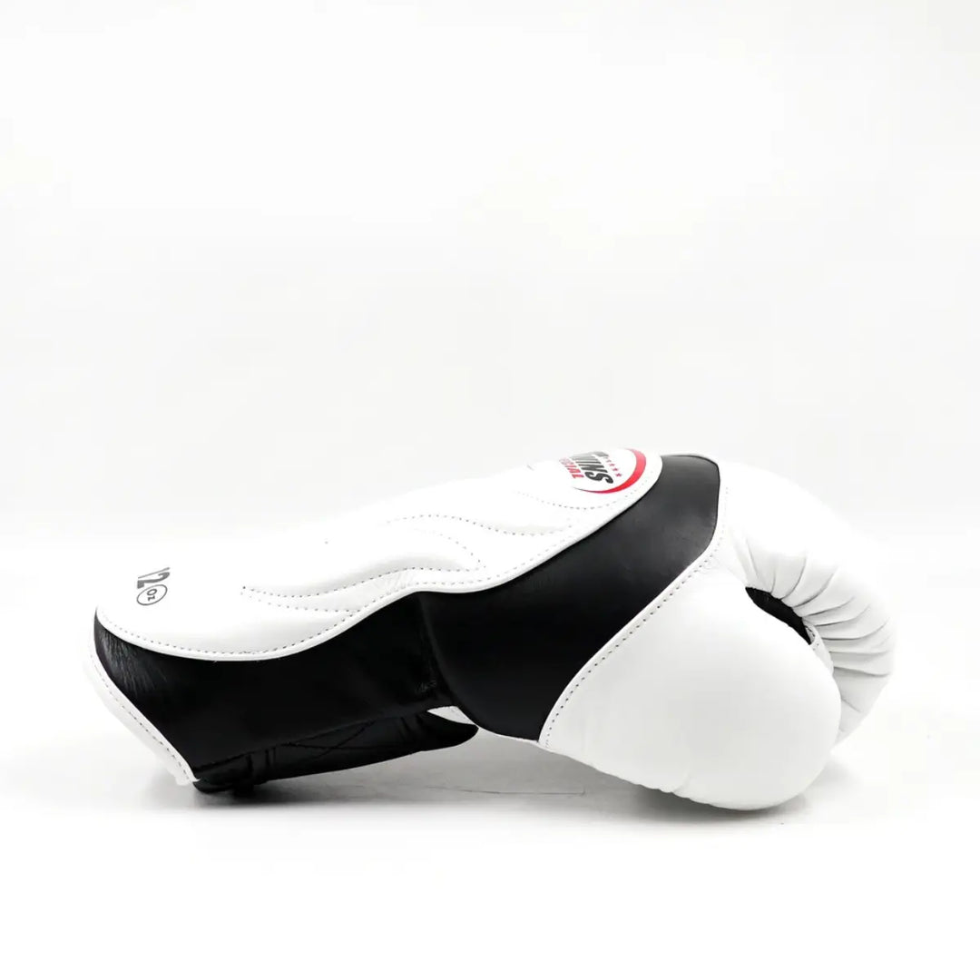 Zijaanzicht van de Twins Bokshandschoenen BGVL 6 Wit liggend gefotografeerd, met robuuste constructie en stevige klittenbandsluiting.