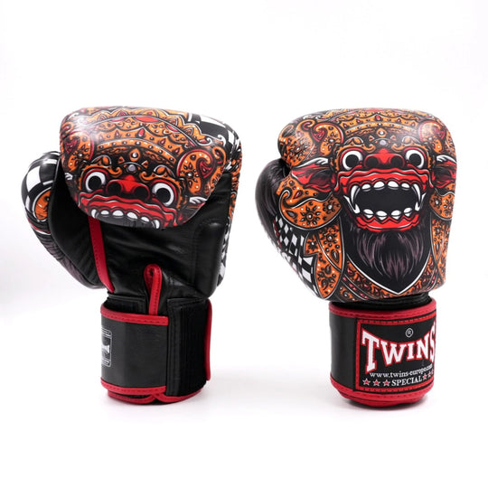 Twins Special bokshandschoenen BGVL Fantasy met rood-oranje demon-design op een witte achtergrond. Productfoto van twee bokshandschoenen rechtop naast elkaar, bedoeld voor de webshop.