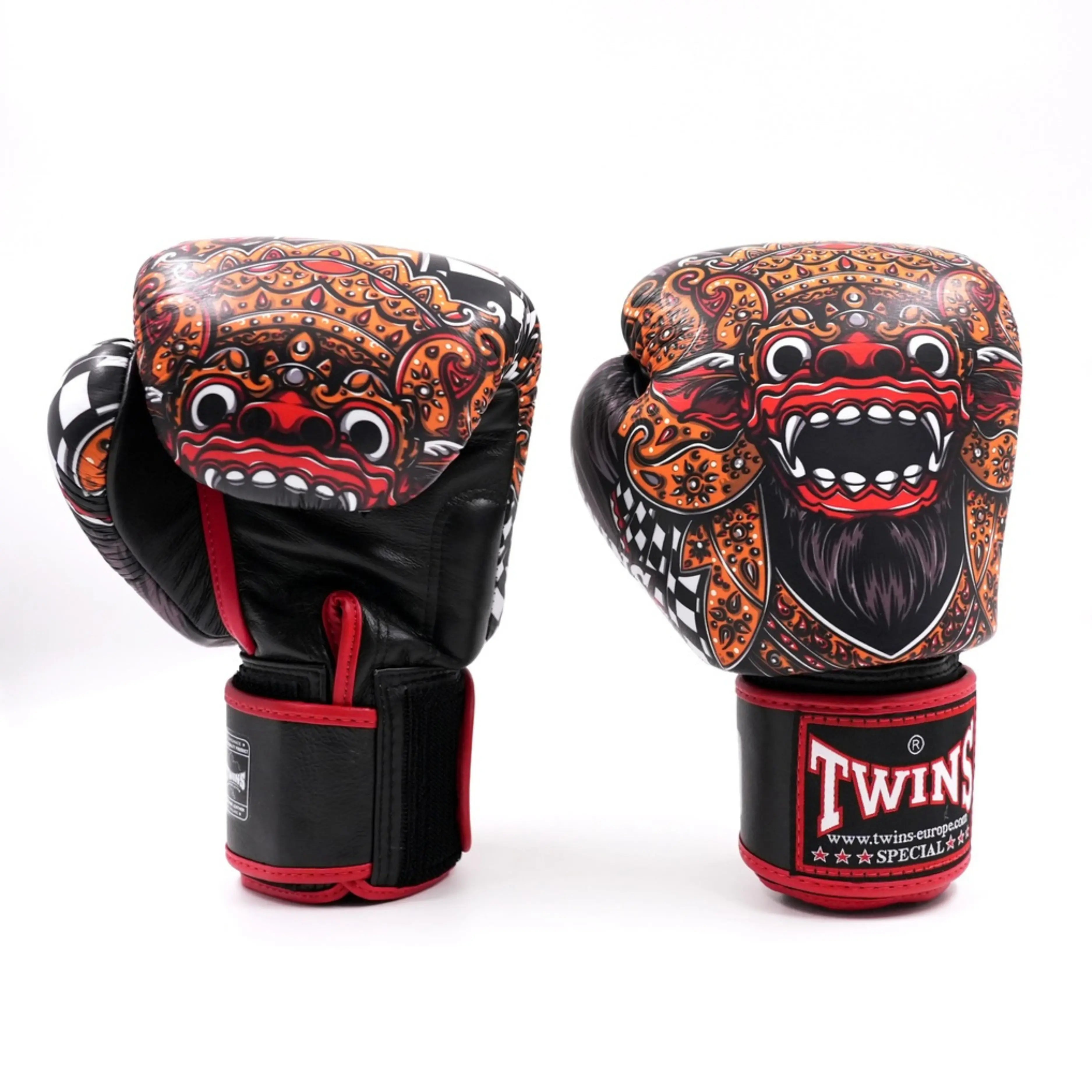 Twins Special bokshandschoenen BGVL Fantasy met rood-oranje demon-design op een witte achtergrond. Productfoto van twee bokshandschoenen rechtop naast elkaar, bedoeld voor de webshop.