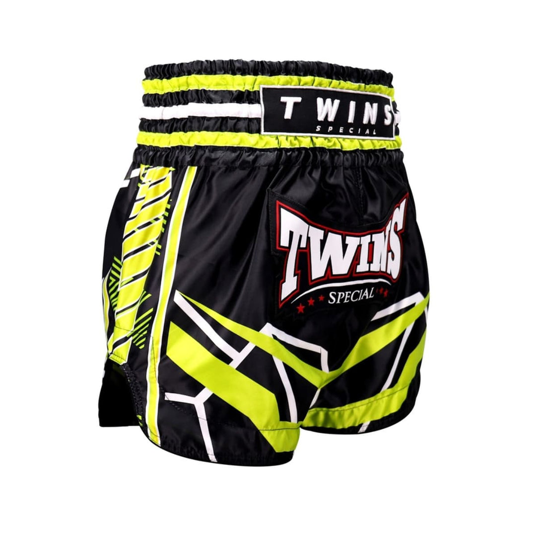 Schuin vooraanzicht van de Twins Special Muay Thai Shorts TTBL Racing Zwart/Groen met zijpaneel en iconisch Twins-logo.