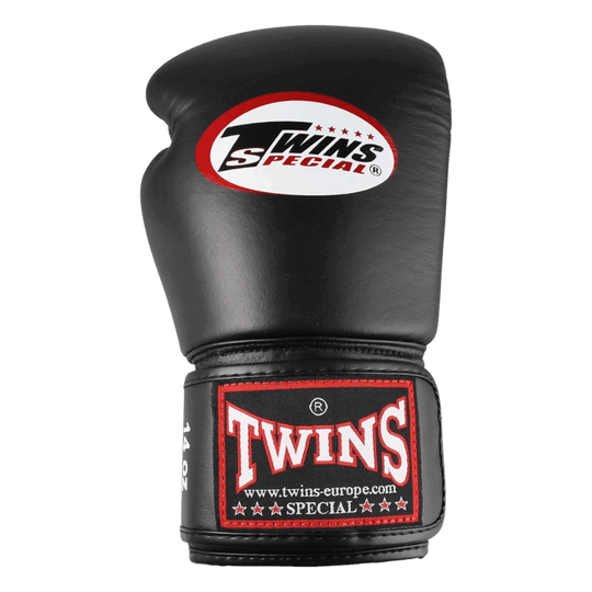 Eenzijdige weergave van een zwarte Twins Special BG-N bokshandschoen met logo.