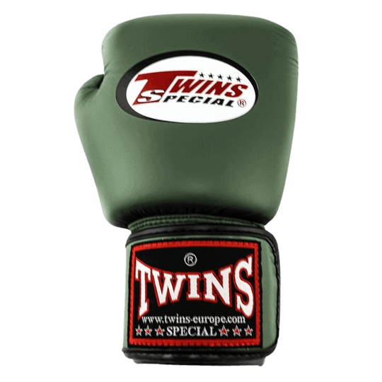 Vooraanzicht van Twins BGVL 3 bokshandschoenen in military groen met prominent wit merklogo.