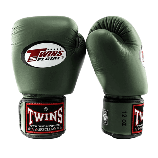 Twins BGVL 3 bokshandschoenen in military groen met klittenbandsluiting aan de pols en wit merklogo.