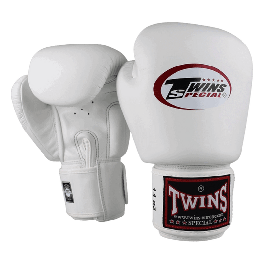 Volledig zijaanzicht van een paar witte Twins BGVL 3 bokshandschoenen met het merklogo en '14 oz' aanduiding op de klittenbandsluiting.