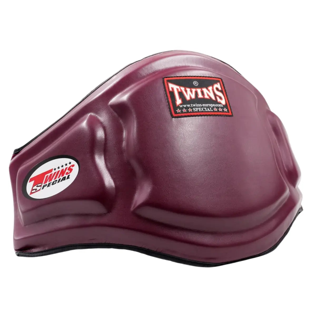 De Twins Bellypad BEPS3 Maroon is gefotografeerd op een witte achtergrond en toont het robuuste ontwerp van deze professionele buikbeschermer. De diepe maroonkleur en de verhoogde impactzones benadrukken de stevige bescherming. Het Twins Special-logo is duidelijk zichtbaar aan de voorzijde, wat de authentieke kwaliteit en het vakmanschap van het merk onderstreept.