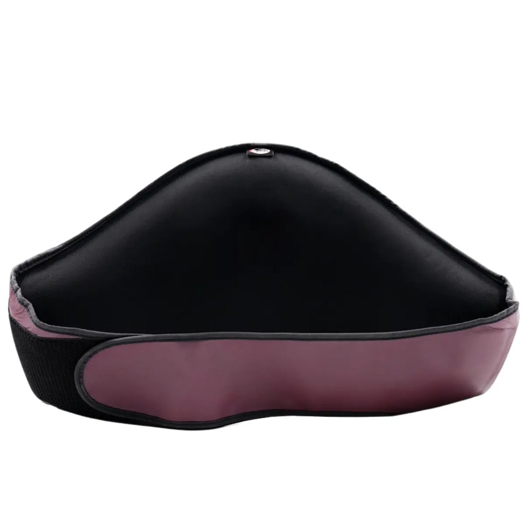 De Twins Bellypad BEPS3 Maroon Achterzijde toont de binnenkant van de buikbeschermer op een witte achtergrond. De zwarte, gevoerde binnenzijde en verstelbare klittenbandsluiting zorgen voor een stevige en comfortabele pasvorm. De maroonkleurige buitenrand benadrukt de hoogwaardige afwerking en duurzaamheid van deze professionele trainingsbescherming.