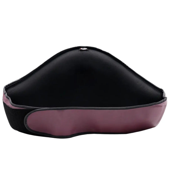 De Twins Bellypad BEPS3 Maroon Achterzijde toont de binnenkant van de buikbeschermer op een witte achtergrond. De zwarte, gevoerde binnenzijde en verstelbare klittenbandsluiting zorgen voor een stevige en comfortabele pasvorm. De maroonkleurige buitenrand benadrukt de hoogwaardige afwerking en duurzaamheid van deze professionele trainingsbescherming.