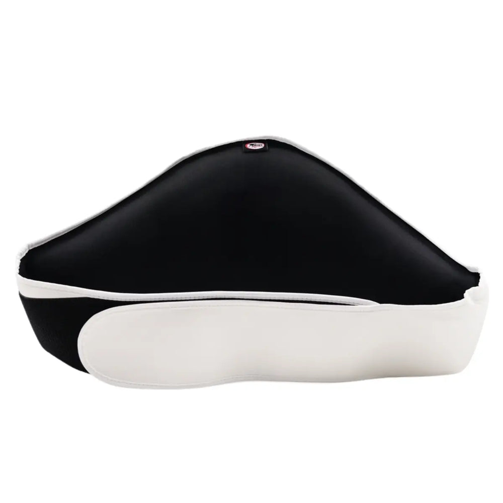 De Twins Bellypad BEPS3 Wit Achterzijde toont de binnenkant van de witte buikbeschermer op een witte achtergrond. De zwarte, gevoerde binnenzijde biedt comfort en bescherming, terwijl de brede klittenbandsluiting zorgt voor een stevige pasvorm. De combinatie van wit en zwart benadrukt het stijlvolle, professionele ontwerp van deze hoogwaardige trainingsbescherming.