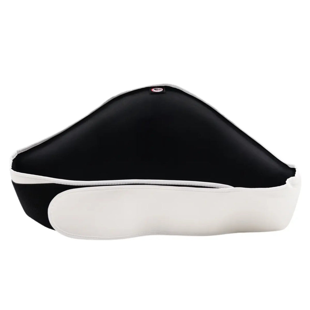 De Twins Bellypad BEPS3 Wit Achterzijde toont de binnenkant van de witte buikbeschermer op een witte achtergrond. De zwarte, gevoerde binnenzijde biedt comfort en bescherming, terwijl de brede klittenbandsluiting zorgt voor een stevige pasvorm. De combinatie van wit en zwart benadrukt het stijlvolle, professionele ontwerp van deze hoogwaardige trainingsbescherming.