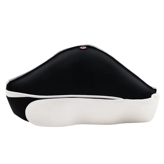 De Twins Bellypad BEPS3 Wit Achterzijde toont de binnenkant van de witte buikbeschermer op een witte achtergrond. De zwarte, gevoerde binnenzijde biedt comfort en bescherming, terwijl de brede klittenbandsluiting zorgt voor een stevige pasvorm. De combinatie van wit en zwart benadrukt het stijlvolle, professionele ontwerp van deze hoogwaardige trainingsbescherming.