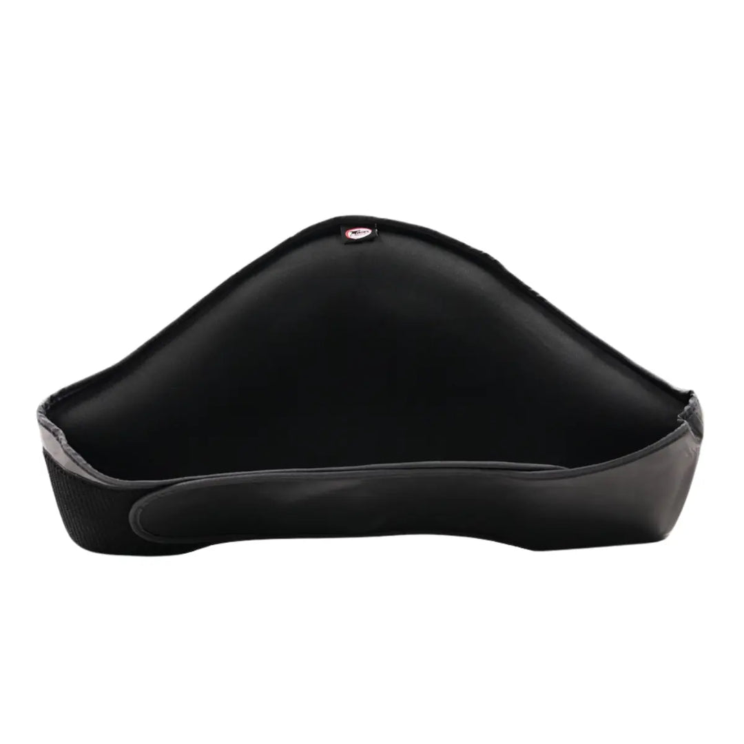 De Twins Bellypad BEPS3 Zwart Achterzijde toont de binnenkant van de zwarte buikbeschermer op een witte achtergrond. De zachte, gevoerde binnenzijde biedt optimaal comfort tijdens trainingen, terwijl de brede klittenbandsluiting zorgt voor een stevige pasvorm. De foto benadrukt het ergonomische ontwerp en de professionele afwerking van deze hoogwaardige beschermpad.