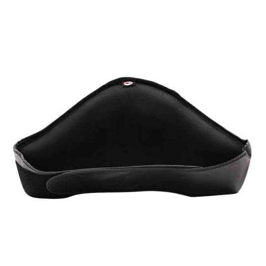 De Twins Bellypad BEPS3 Zwart Achterzijde toont de binnenkant van de zwarte buikbeschermer op een witte achtergrond. De zachte, gevoerde binnenzijde biedt optimaal comfort tijdens trainingen, terwijl de brede klittenbandsluiting zorgt voor een stevige pasvorm. De foto benadrukt het ergonomische ontwerp en de professionele afwerking van deze hoogwaardige beschermpad.