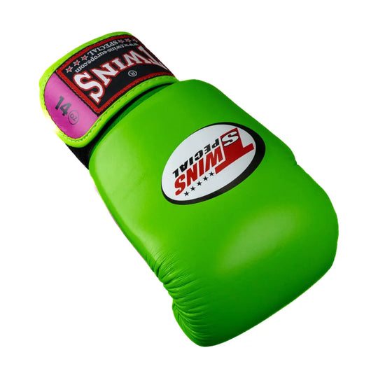 Twins Bokshandschoen BGVL 3 Groen – close-up van de backhand met Twins Special-logo. Felgroene knokkelzone en zwarte/roze manchet met maatindicatie zichtbaar. Strakke stiksels en royale padding voor bescherming; ontworpen voor intensieve boksen en kickbokstraining.
