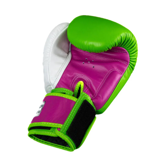 Twins Bokshandschoen BGVL 3 Groen/Roze – close-up van de open palmzijde. Felgroene knokkelzone met magenta-roze palm en witte duim; ventilatiegaatjes en grip bar zichtbaar. De klittenbandsluiting staat open om de verstelbare pasvorm en polsondersteuning te tonen voor boksen en kickboksen.