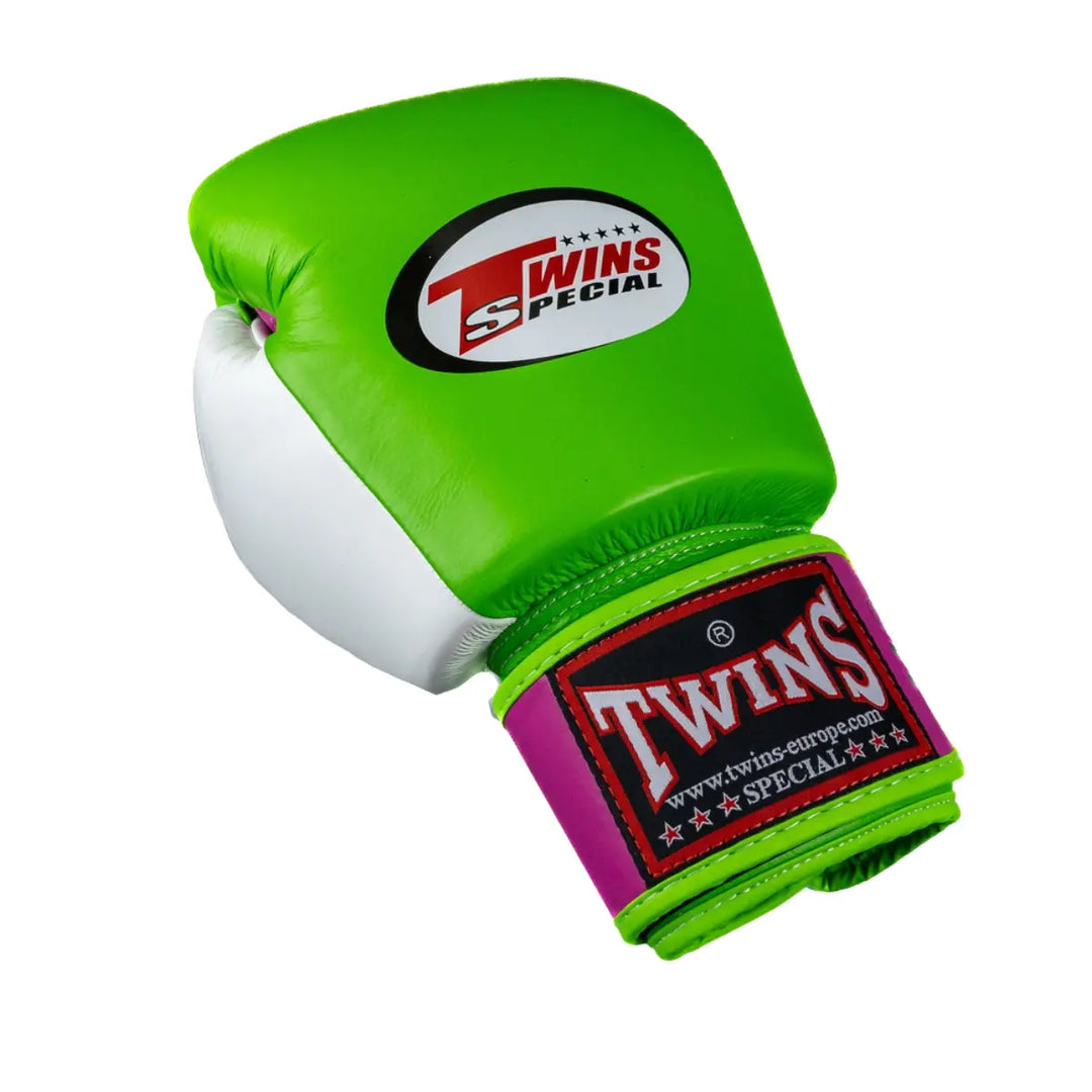 Twins Bokshandschoen BGVL 3 Groen/Wit – detail met Twins Special-logo en contrasterende manchet. Felgroene backhand, witte palmzijde en magenta-roze polsband met merklabel duidelijk zichtbaar. Dikke padding en klittenbandsluiting voor een stabiele, verstelbare pasvorm bij boksen en kickboksen.