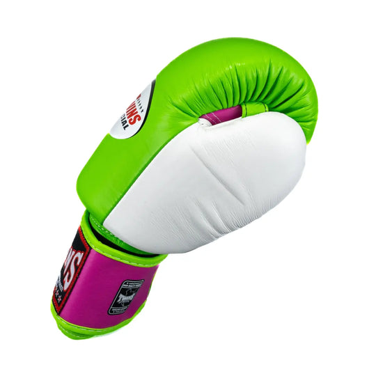 Twins Bokshandschoen BGVL 3 Groen/Wit/Roze – detail van de palmzijde. Felgroene buitenkant met witte palm en roze manchet; Twins-logo deels zichtbaar. De royale padding en klittenbandsluiting tonen een stevige, verstelbare pasvorm voor boksen en kickbokstraining.