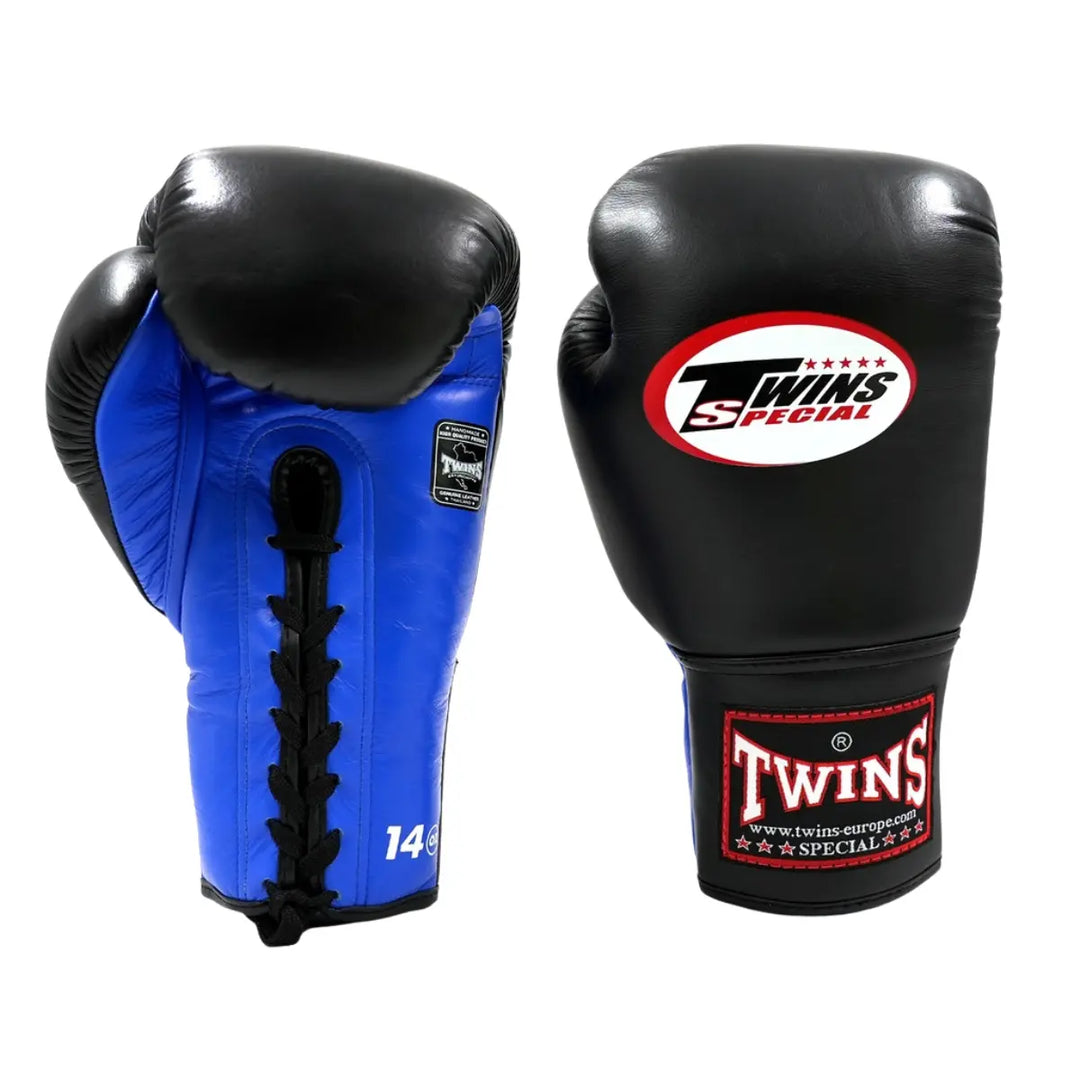 Voor- en achterkant van de Twins Bokshandschoenen BGLL 1 Blauw met veterpols en herkenbare Twins Special-branding. De lange manchet biedt extra ondersteuning rondom de pols. Ideaal voor boksers die maximale stabiliteit en controle zoeken.