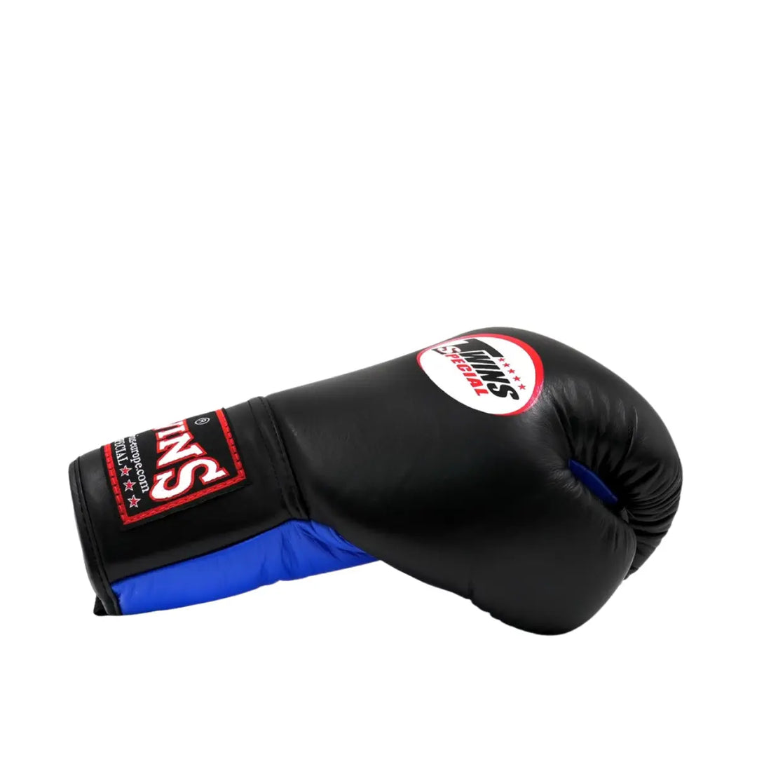 Zijkant van de Twins Bokshandschoenen BGLL 1 Blauw met zwarte stootzone en blauwe veterpols. De lange pasvorm en veterconstructie zijn duidelijk zichtbaar. Deze bokshandschoen is ontworpen voor optimale polsstabiliteit en controle tijdens intensieve bokstraining.