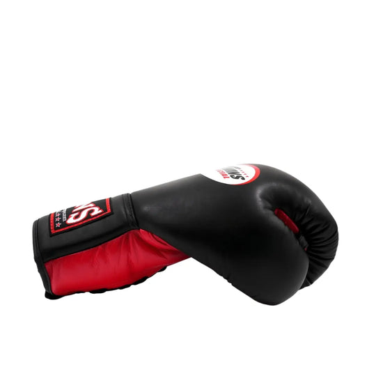 Zijkant van de Twins Bokshandschoenen BGLL 1 Rood met zwarte stootzone en rode veterpols. De lange manchet en stevige padding zijn duidelijk zichtbaar. Deze bokshandschoen is ontworpen voor maximale polsstabiliteit tijdens intensieve bokstraining.